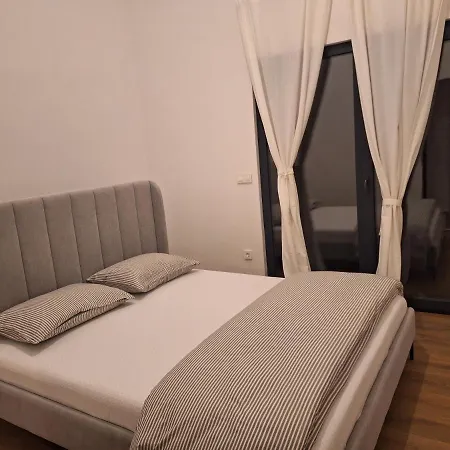 Deluxe Habiba Farah Bihac